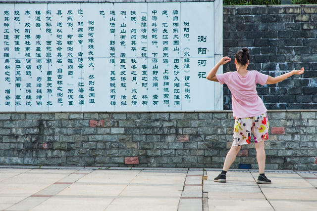 浏阳河  晨练  早晨  舞蹈  武术  游泳  太极  倒立 跑步  步行  器械  瑜伽