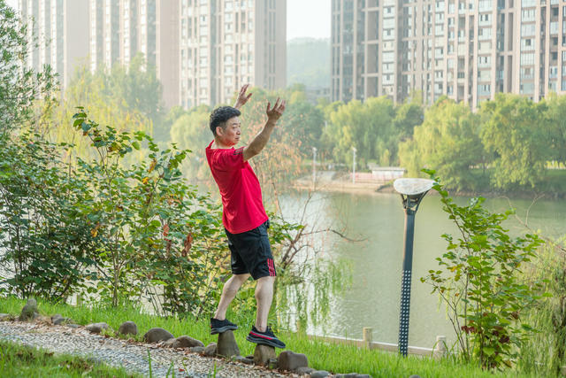 浏阳河  晨练  早晨  舞蹈  武术  游泳  太极  倒立 跑步  步行  器械  瑜伽