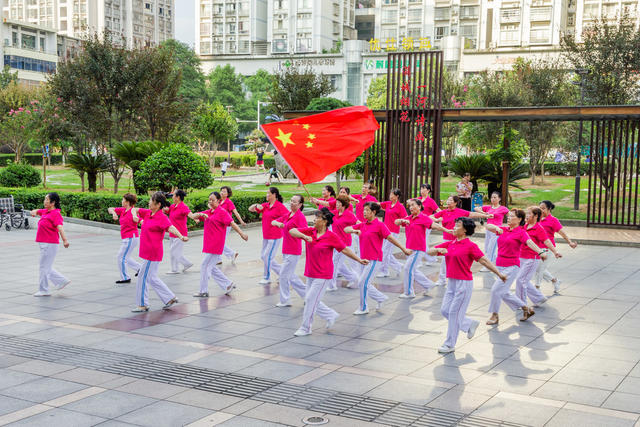 浏阳河  晨练  早晨  舞蹈  武术  游泳  太极  倒立 跑步  步行  器械  瑜伽