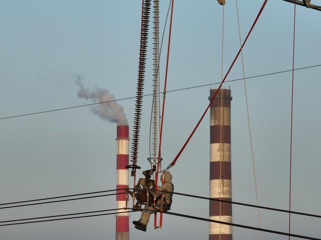 带电作业 超高压  绝缘子 等强电场  吊篮 电厂 输电线路 屏蔽