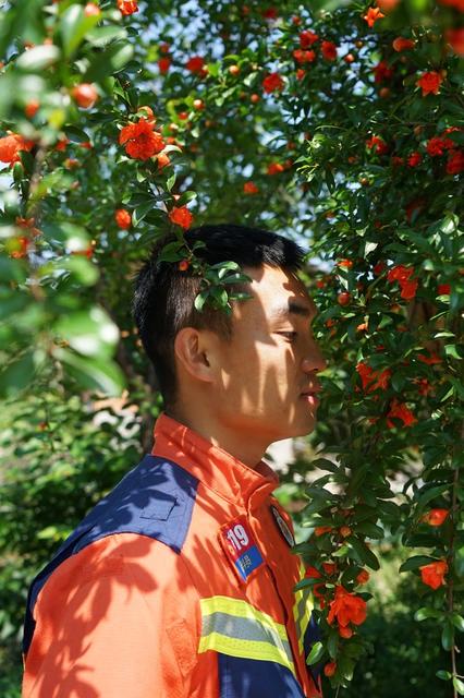 消防员,消防员与大自然合影,创意拍摄,小满节气