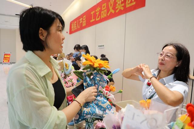 第三十三次全国助残日义卖活动现场,残疾人