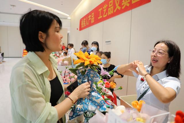第三十三次全国助残日义卖活动现场,残疾人