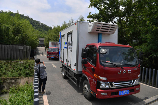 大熊猫 专车 熊猫馆 四川 凤凰 “护驾”