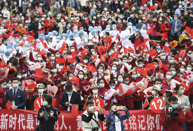 湖南医疗队 黄冈 送别 致敬英雄 送行仪式 医护人员 红旗 市民 防护服