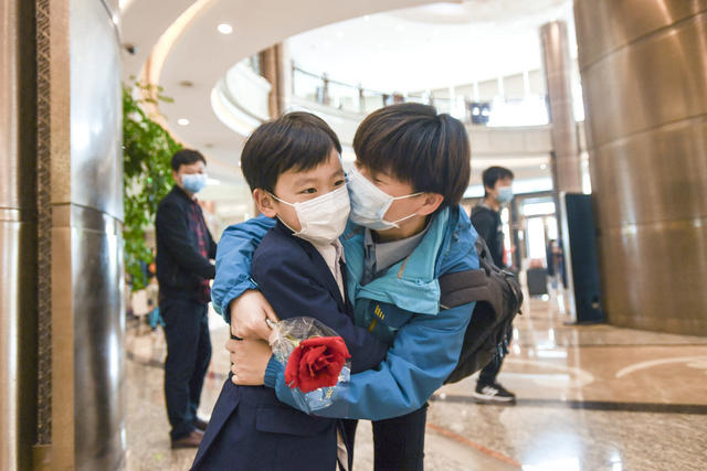 湖南医疗队 拥抱 解除 团聚 新冠肺炎 亲人 求婚 支援武汉