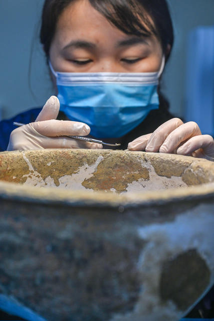 文物医生 文物修复 长沙市博物馆 历史文化 青铜器 陶器 现代科技