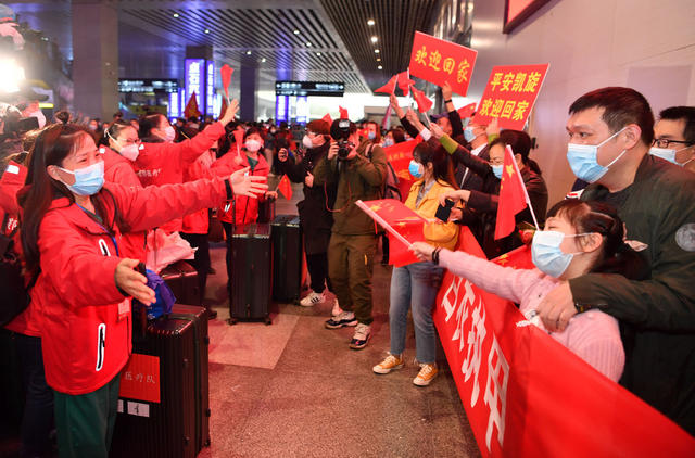 支援黄冈 湖南医疗队 返乡 医护人员 拥抱 长沙南站 新冠疫情 