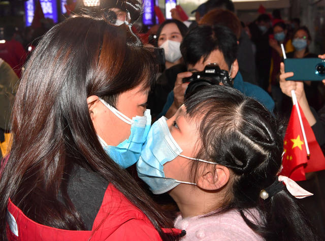 支援黄冈 湖南医疗队 返乡 医护人员 拥抱 长沙南站 新冠疫情 