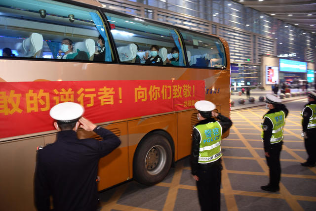 首批援鄂医疗队 长沙南站 返乡 新冠疫情 致敬英雄 