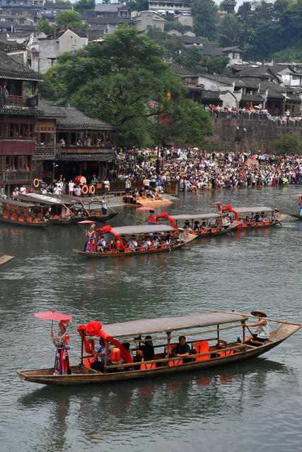 凤凰古城 沱江 水上婚礼秀 旅游 文旅产品 创新 经济复苏 游客