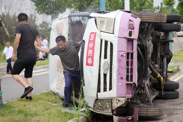  Emergency rescue drill for passenger transport vehicles, firefighters, trapped people, fire fighting drill, emergency action of passenger transport enterprises, fire fighting, traffic police, hospitals and other departments, fire detection, on-site alert, personnel rescue, vehicle fire fighting