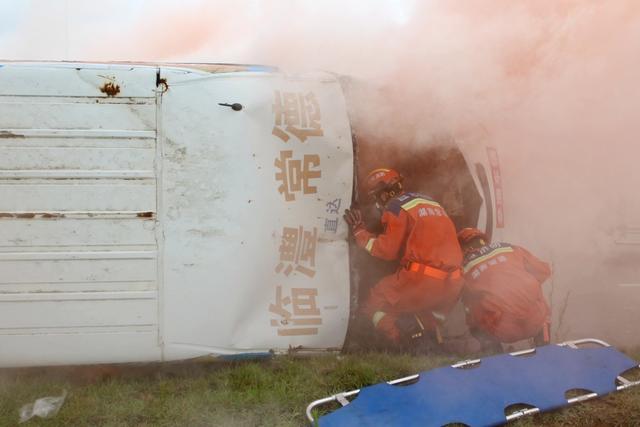 客运车辆应急救援演练,消防员,被困群众,灭火实战演练,客运企业、消防、交警、医院等多部门紧急行动,火情侦察,现场警戒,人员救护,车辆灭火