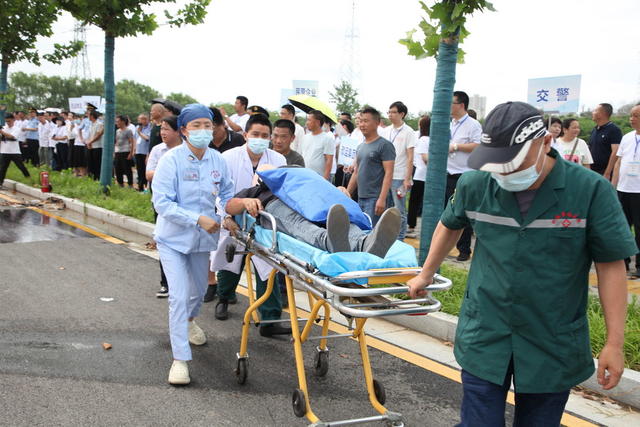 客运车辆应急救援演练,消防员,被困群众,灭火实战演练,客运企业、消防、交警、医院等多部门紧急行动,火情侦察,现场警戒,人员救护,车辆灭火