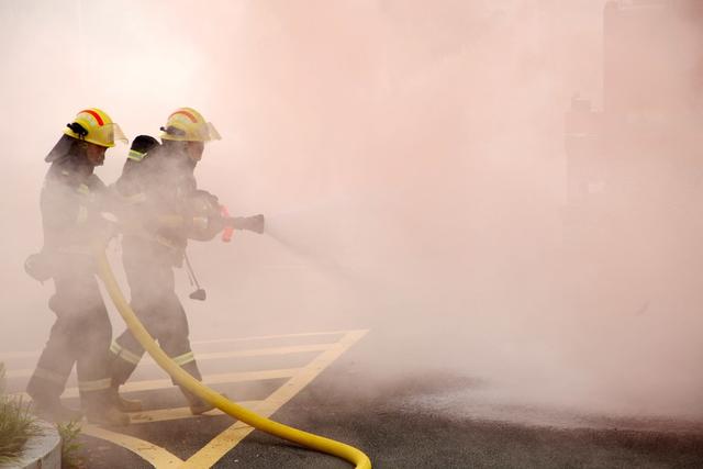 客运车辆应急救援演练,消防员,被困群众,灭火实战演练,客运企业、消防、交警、医院等多部门紧急行动,火情侦察,现场警戒,人员救护,车辆灭火