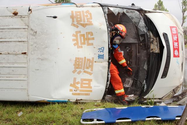 客运车辆应急救援演练,消防员,被困群众,灭火实战演练,客运企业、消防、交警、医院等多部门紧急行动,火情侦察,现场警戒,人员救护,车辆灭火