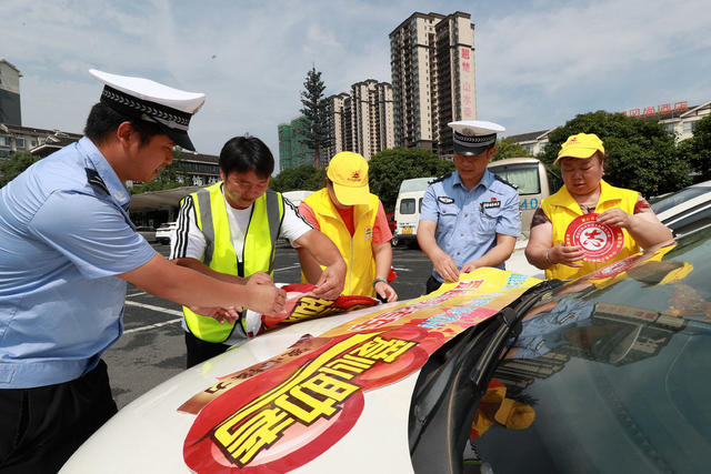 高考 爱心车辆 标志 交警 企业 志愿服务 送考 
