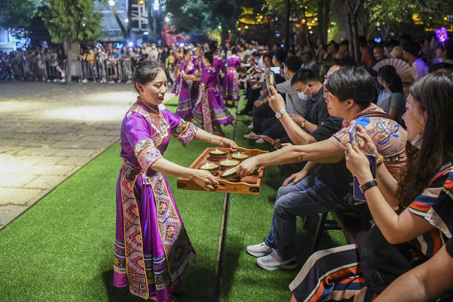 芙蓉镇 瀑布 旅游 土家族 民俗表演 吊脚楼 艺术画像 《溪州盟约》