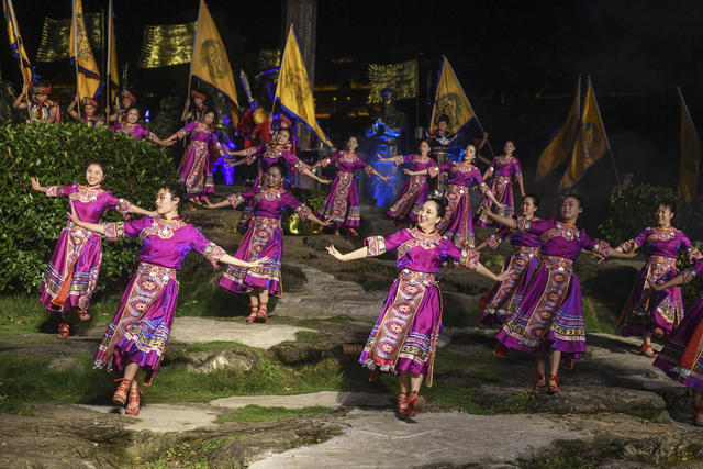 芙蓉镇 瀑布 旅游 土家族 民俗表演 吊脚楼 艺术画像 《溪州盟约》