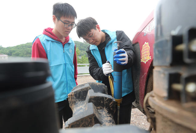 大学生 志愿者 维修 农机 助农 假日