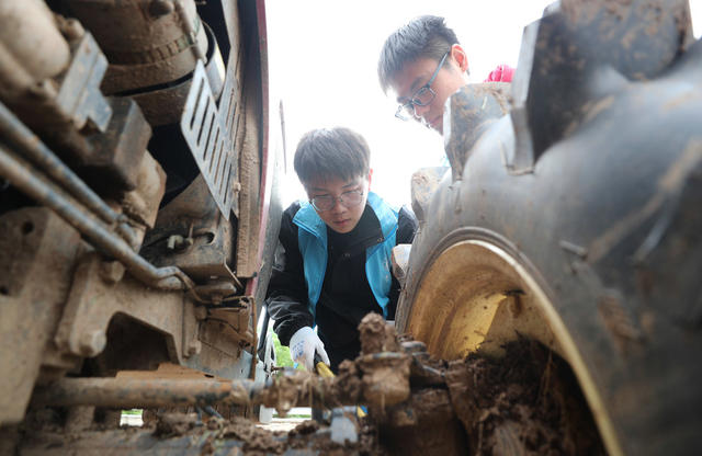 大学生 志愿者 维修 农机 助农 假日