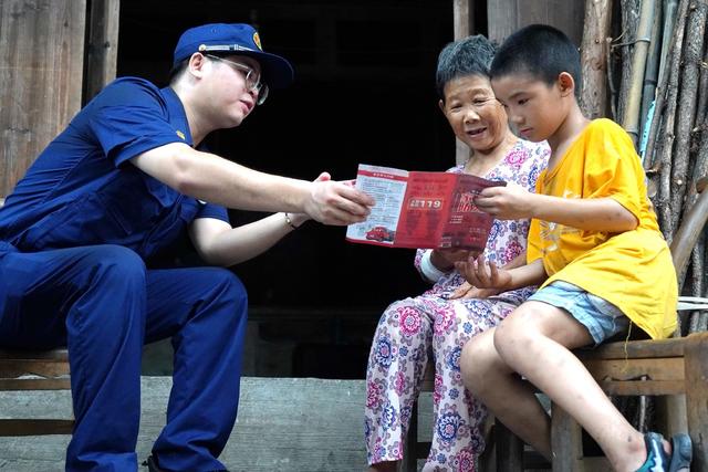  Propaganda of fire protection knowledge, "care for children left behind, guard summer safety" fire volunteer service activities, left behind elderly, left behind children, rural remote mountainous areas