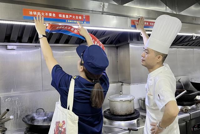 “油锅起火”安全提示,夏季消防安全宣传,“油锅起火不用急、锅盖盖严火自熄”等安全提示条幅
