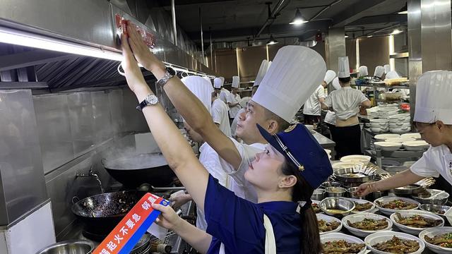 “油锅起火”安全提示,夏季消防安全宣传,“油锅起火不用急、锅盖盖严火自熄”等安全提示条幅