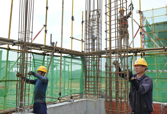 错峰施工 重点工程 建筑  工地 工人 天气  高温 降温消暑  战高温 保生产 