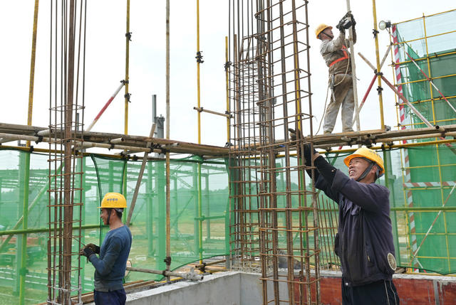 错峰施工 重点工程 建筑  工地 工人 天气  高温 降温消暑  战高温 保生产 