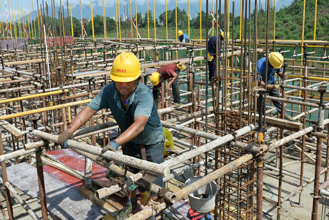 错峰施工 重点工程 建筑  工地 工人 天气  高温 降温消暑  战高温 保生产 