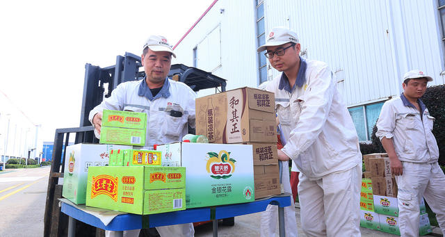 发放防暑降温饮品