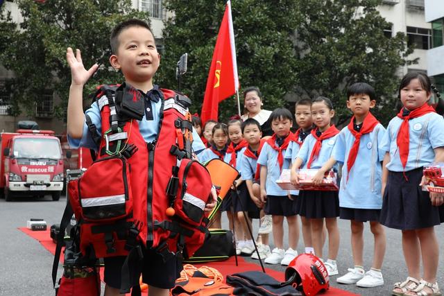  Students, visit and experience fire fighting equipment, the first lesson of autumn, experience fire station, fire fighting knowledge, experience fire fighting equipment, and carry out fire drills