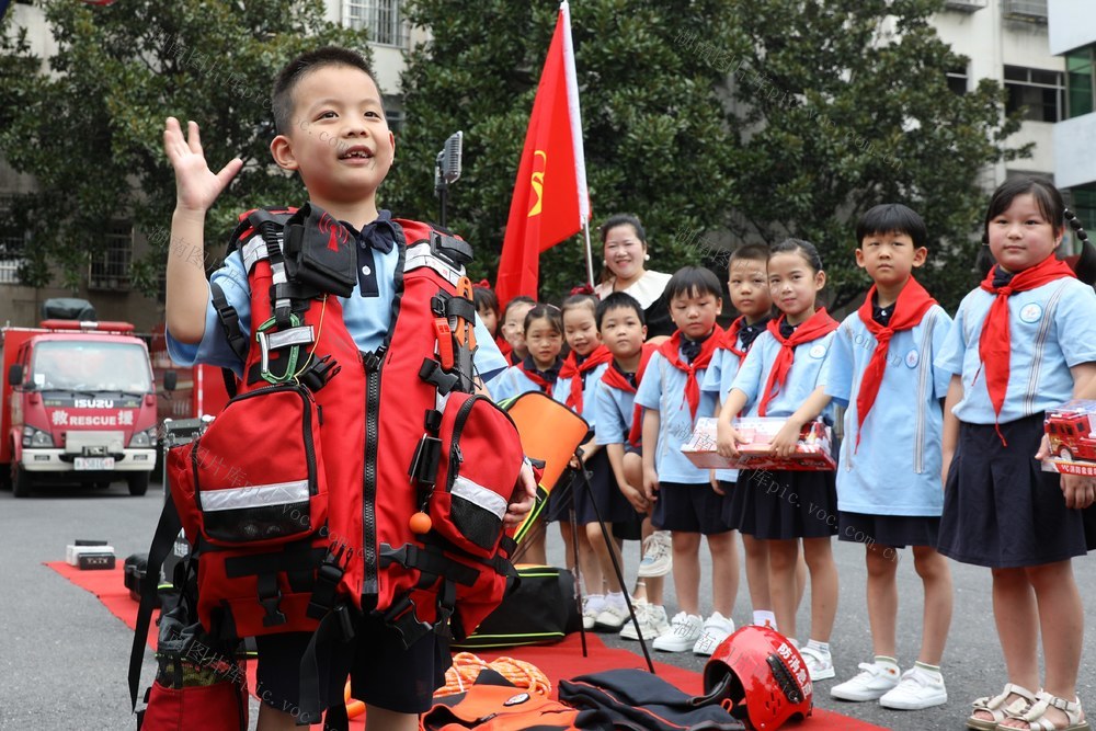 学生,参观体验消防装备,秋季开学第一课,体验式消防站,消防知识,体验消防装备,开展消防演练