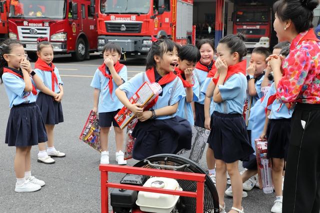 学生,参观体验消防装备,秋季开学第一课,体验式消防站,消防知识,体验消防装备,开展消防演练