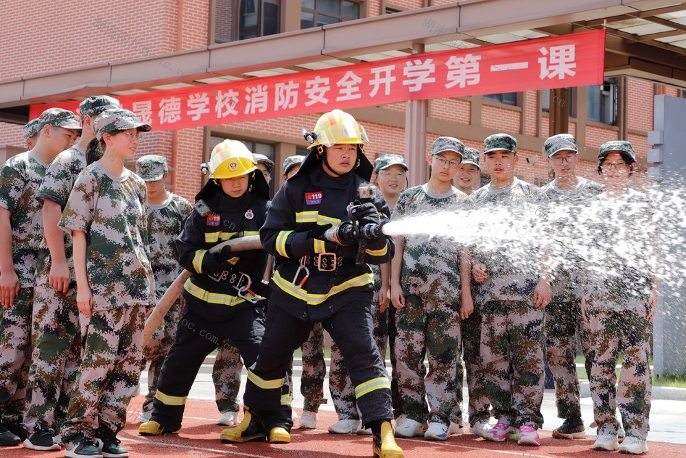 晟德学校,讲解消防知识,体验消防装备,开展消防演练,秋季消防安全开学“第一课”