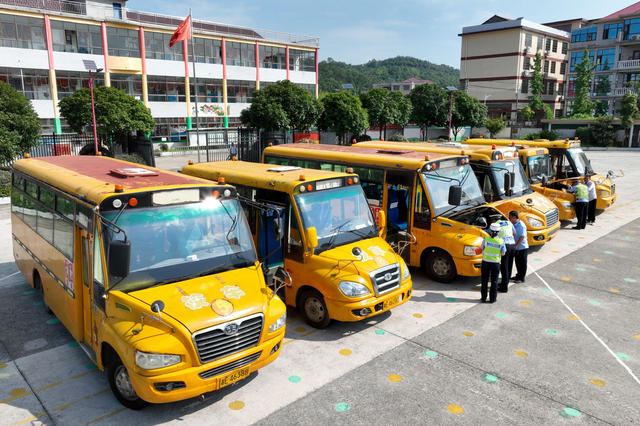 校车 安全检査 学校 幼儿园 学生 安全 车况 交警  排除隐患