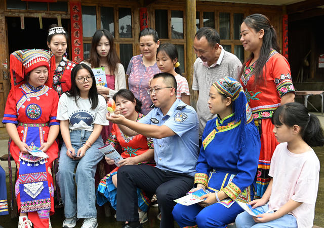 禁毒宣传,,禁毒志愿者,健康人生,,绿色无毒,,毒品仿真样品,农村,,少数民族乡村,,瑶族,,民警