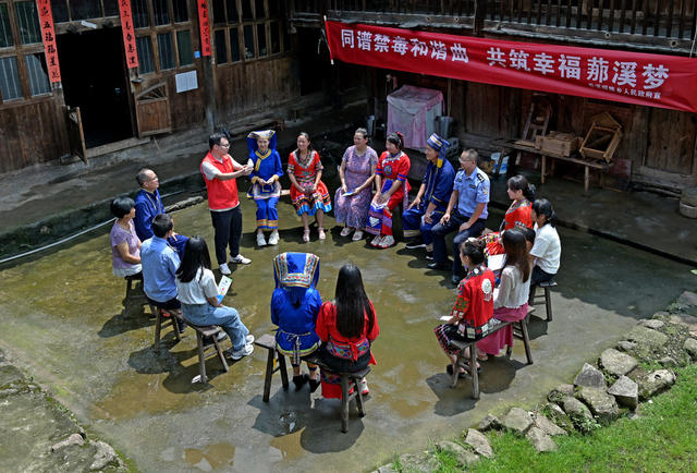 禁毒宣传,,禁毒志愿者,健康人生,,绿色无毒,,毒品仿真样品,农村,,少数民族乡村,,瑶族,,民警