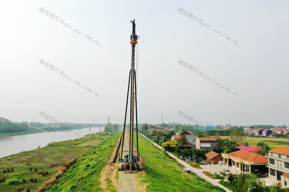 洞庭湖
重点垸
堤防加固
专业机械
紧张施工