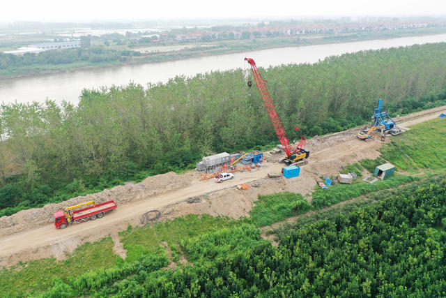洞庭湖
重点垸
堤防加固
专业机械
紧张施工