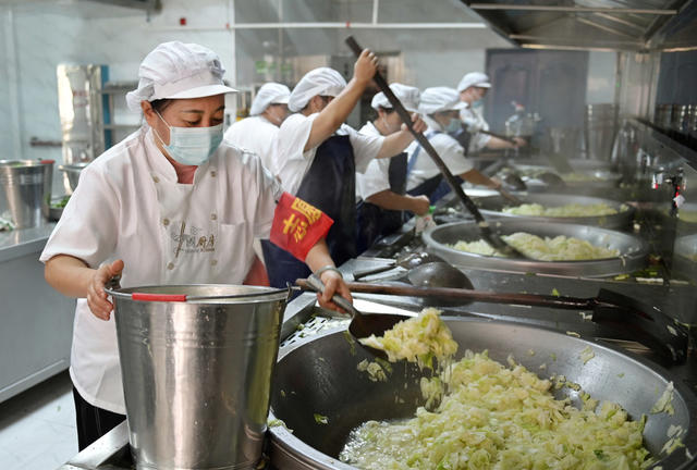 学校 学生食堂 食品安全  帮厨  监厨 食堂管理 学生家长 明厨亮灶 食品卫生