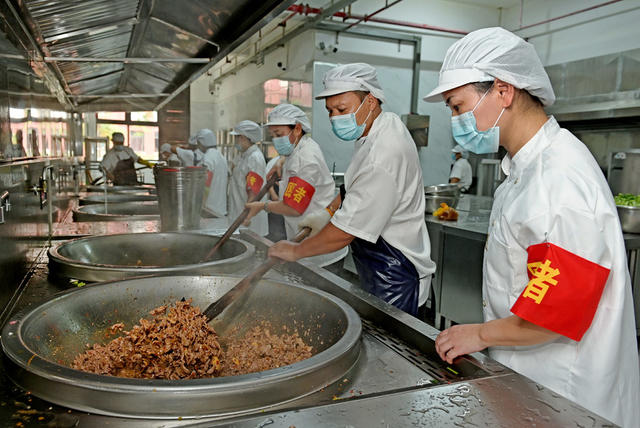 学校 学生食堂 食品安全  帮厨  监厨 食堂管理 学生家长 明厨亮灶 食品卫生