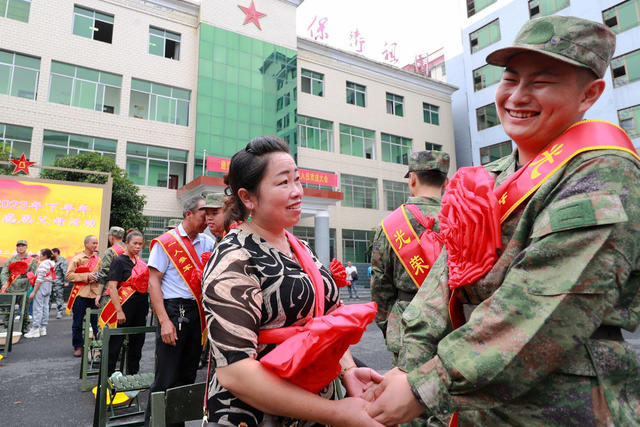 应征入伍 家人亲友 欢送新兵 奔赴军营 保家卫国