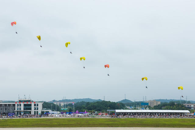 飞行  通航  飞机  飞翔伞  观众  博览会  飞机场  