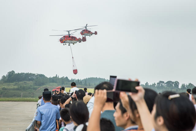 飞行  通航  飞机  飞翔伞  观众  博览会  飞机场  