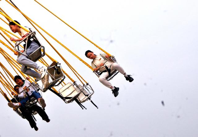 乐园  恐龙 游客