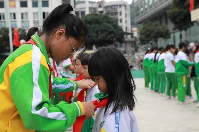 先锋队 土家族 湘西 中国 苗族 吉首 少年小学 少先队 入队 学生 仪式  红领巾 纪念  知识 教育 少先队知识