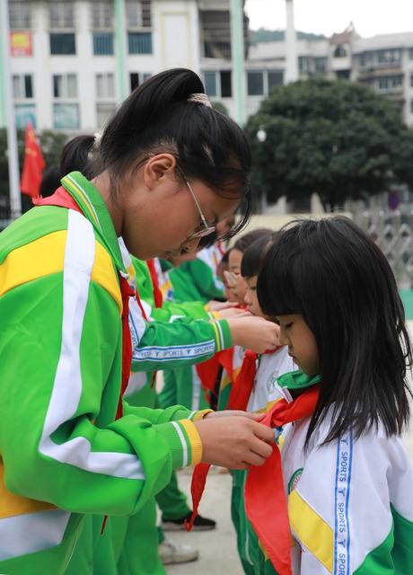 先锋队 土家族 湘西 中国 苗族 吉首 少年小学 少先队 入队 学生 仪式  红领巾 纪念  知识 教育 少先队知识