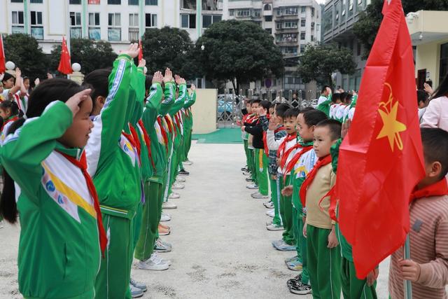 先锋队 土家族 湘西 中国 苗族 吉首 少年小学 少先队 入队 学生 仪式  红领巾 纪念  知识 教育 少先队知识